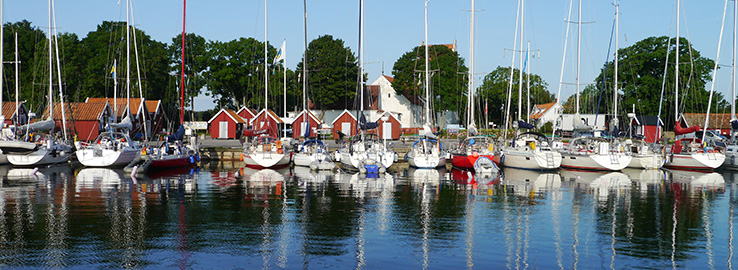 En båthamn med segelbåtar och små hus